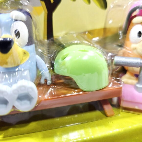 Bluey & Bingo's Scooter Fun Playset Articulated Figure & Accessory Pack NEW - Picture 5 of 6